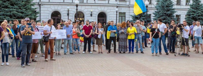 «Путин убивает, Зеленский покрывает»: в Днепре митинговали против капитуляции Украины
