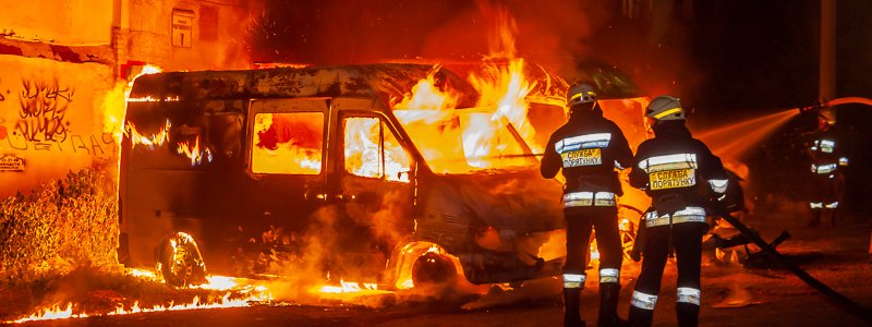 В Днепре на улице Святослава Храброго дотла сгорело два микроавтобуса Mercedes Sprinter
