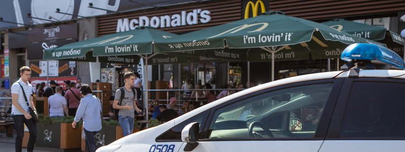 Переполох в McDonald's в центре Днепра: люди задержали мужчину