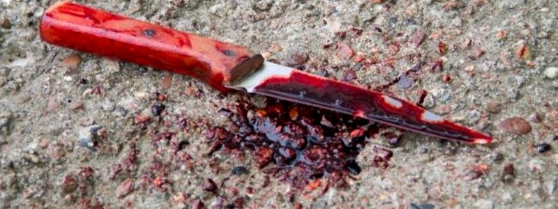 В Днепре возле супермаркета на мужчину и женщину напали с ножом: пострадавшая в тяжелом состоянии