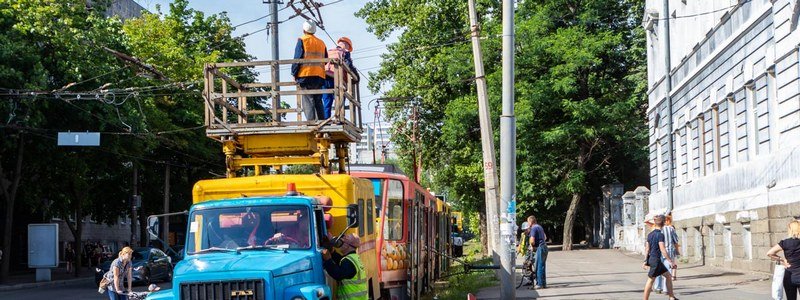 В Днепре на Гагарина у трамвая отпали "рога": движение электротранспорта парализовано