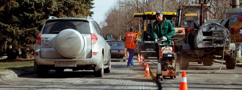 В Днепре ремонтируют 10 дорог: где могут быть пробки и перекрытия
