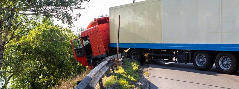 В Днепре на Самарском мосту грузовик съехал в кювет