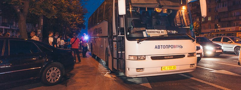 В Днепре на Слобожанском проспекте рейсовый автобус столкнулся с велосипедистом: пострадал мужчина