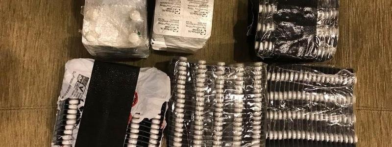 В Днепре дома у мужчины нашли оружие и 1200 "веселых" таблеток