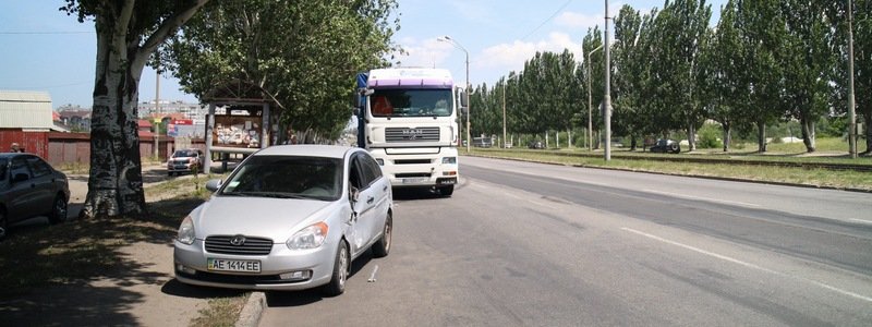 В Днепре столкнулись грузовик с прицепом и Hyundai с ребенком внутри