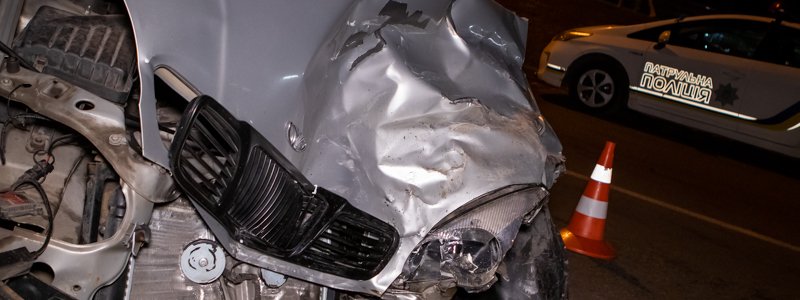 В Днепре на проспекте Поля столкнулись Lexus и Daewoo: пострадал мужчина