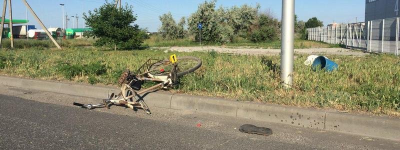 На Донецком шоссе Mitsubishi на скорости снес двоих людей: погибли двое, пострадал годовалый ребенок