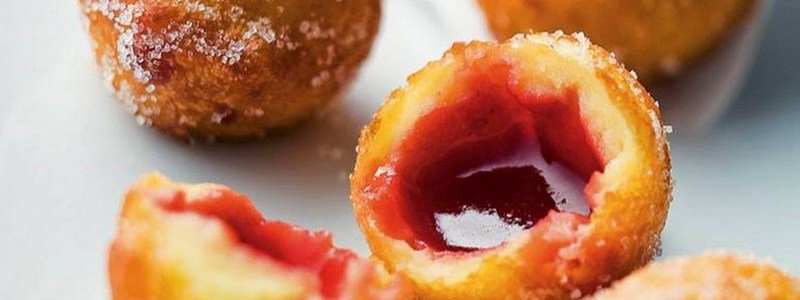 Полезные и вкусные рецепты: как приготовить пончики с клубнично-ванильной начинкой