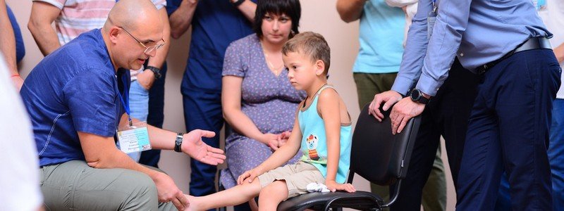 В Днепре в лучшей больнице Украины врачам и родителям рассказали, как лечить детскую косолапость