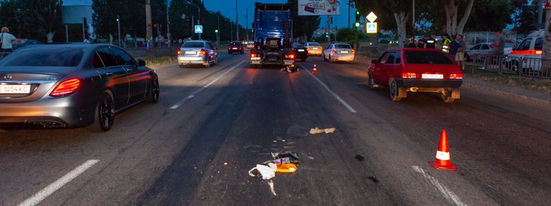 В Днепре на Донецком шоссе фура сбила двоих людей: один мужчина погиб