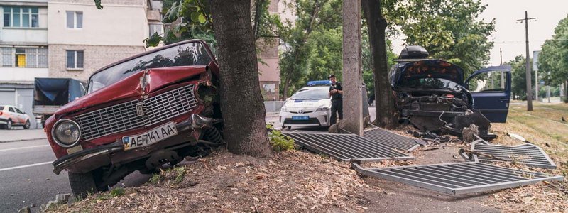 ДТП на Рабочей в Днепре: ВАЗ снес забор, Renault "влетел" в дерево