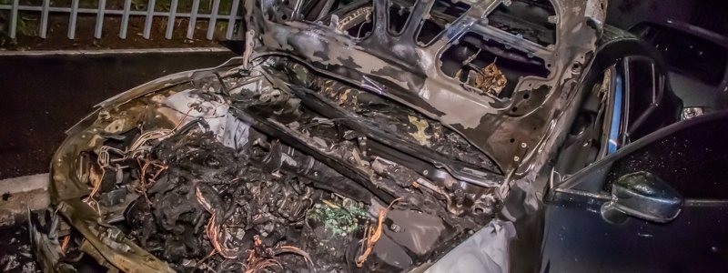 В Днепре на Литовской сгорела Mazda: пламя перебросилось на Renault