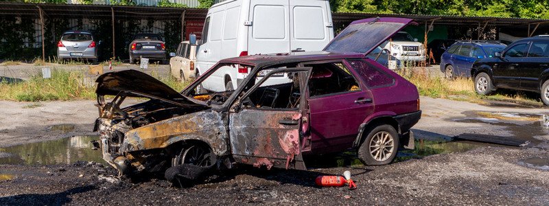 В Днепре на стоянке горел автомобиль ВАЗ