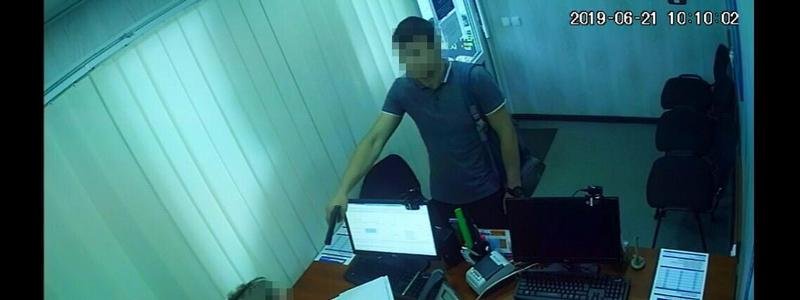 В Днепре парень хотел ограбить офис "ШвидкоГроші": ему отказали и он убежал