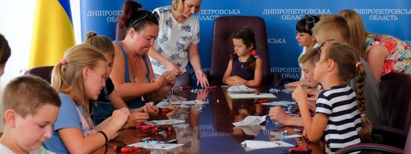 В Днепропетровской ОГА дети АТОшников учились мастерить летний сувенир