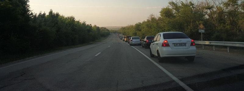 По пути в Кирилловку: на дорогах Украины образовались огромные пробки