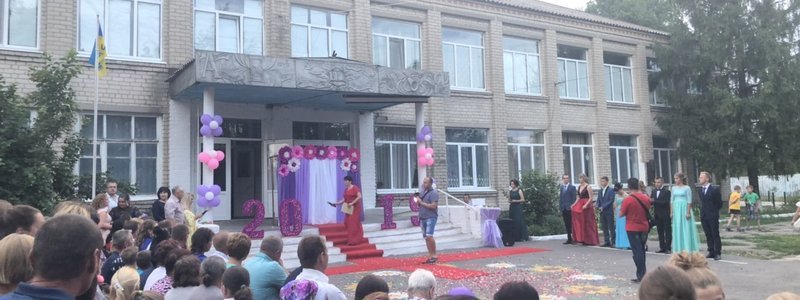 Новый этап жизни: в селах Днепропетровской области ярко поздравили выпускников