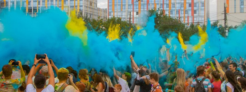 В Днепре на Фестивальном причале устроили битву красками