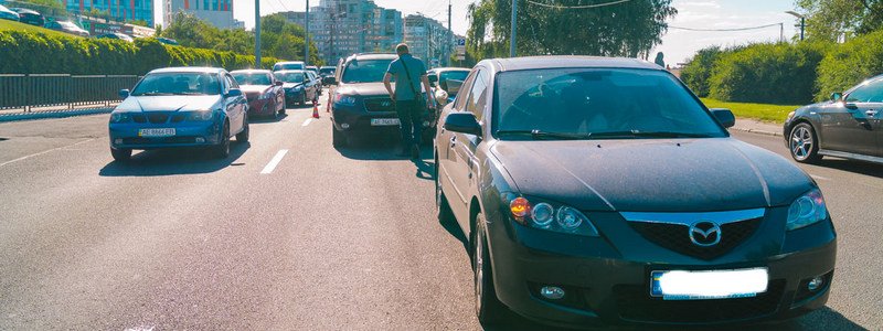 На Сичеславской Набережной столкнулись Mazda, Hyundai и Daewoo: образовалась пробка