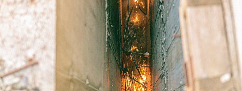 В Днепре на бульваре Кучеревского в "заброшке" горят кабели