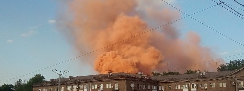 Рыжий дым от ДМК переполошил жителей Каменского