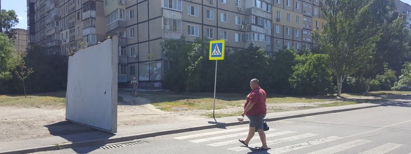 В Днепре на Метростроевской на тротуар упал билборд