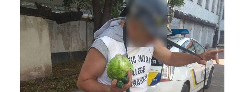 В Днепре мужчина распивал алкоголь на детской площадке в компании капусты и огурцов
