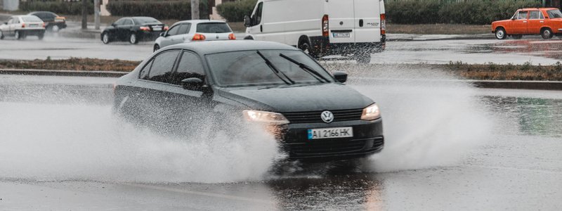 Днепр затопило из-за дождя: куда не стоит идти в белых кроссовках