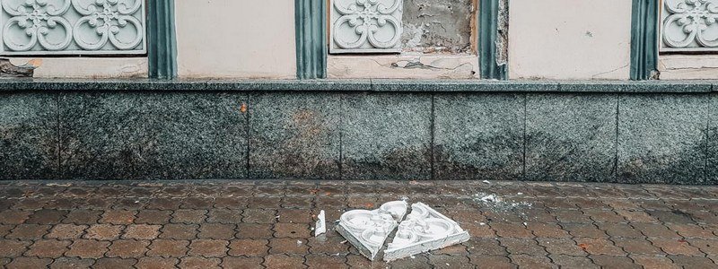 С исторического здания в центре Днепра упал кусок фасада