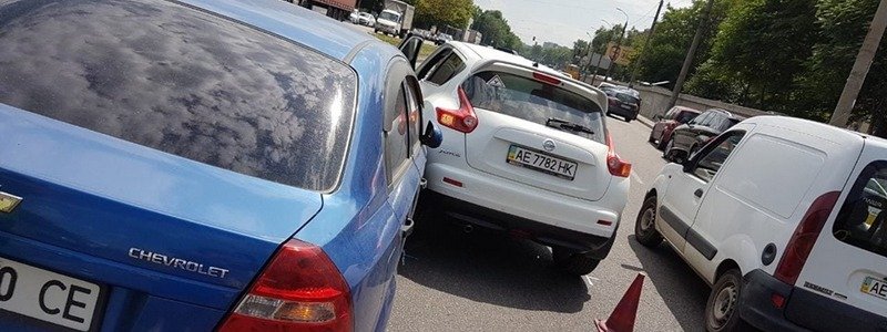 В Днепре на проспекте Хмельницкого столкнулись Nissan и Chevrolet: водитель ищет свидетелей