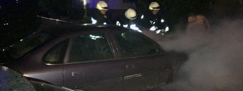 В Днепре горел автомобиль Opel Vectra: хозяин уверен, что это - поджог