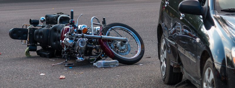 На Запорожском шоссе мотоцикл "влетел" в Kia: пострадали женщина и мужчина