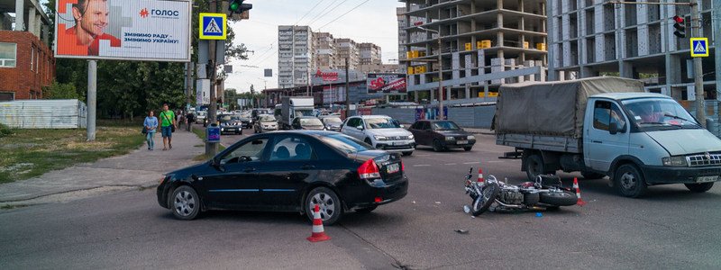 На Запорожском шоссе мотоцикл «влетел» в Kia: появилось видео момента аварии