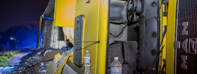 Возле Днепра перевернулся грузовик с водой: водитель исчез