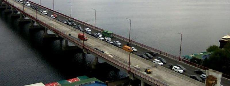 Из-за приезда Зеленского на Новом мосту в Днепре образовалась пробка
