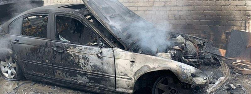В Днепре в гаражном кооперативе дотла сгорел BMW