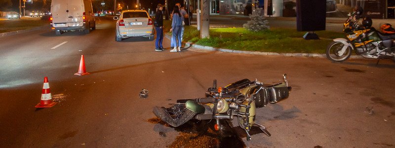 В Днепре возле автосалона Lexus столкнулись Geely и мотоцикл: друзья пострадавшего ищут свидетелей