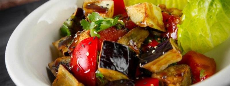 Полезные и вкусные рецепты: как приготовить летний салат из баклажанов
