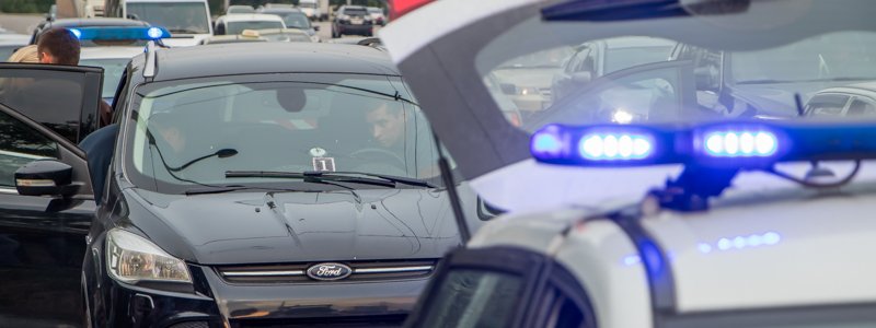 В Днепре на набережной на ходу выстрелили в лобовое стекло автомобиля Ford