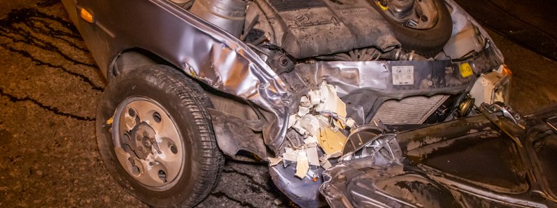 В Днепре на Орловской автомобиль охраны Renault влетел в ЗАЗ: есть пострадавшие