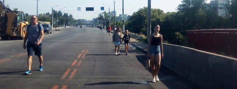 Новый мост в Днепре перекрыт: люди переходят пешком
