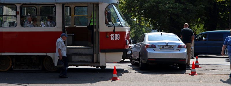 В Днепре из-за аварии на проспекте Хмельницкого временно заблокировано движение трамваев