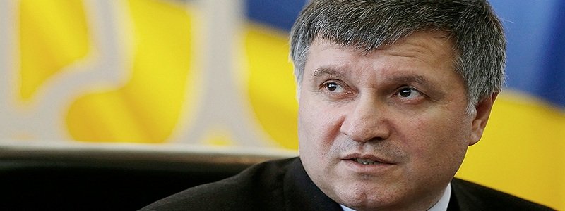 Аваков пообещал показать видео убийства полицейских