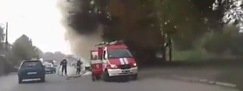 На улице Шинной в Днепре горит автомобиль (ФОТО, ВИДЕО)