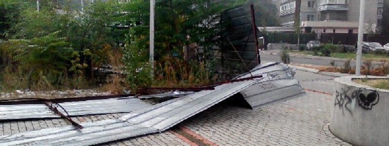 На бульваре Кучеревского рухнула стена, опасная для жизни (ФОТО)