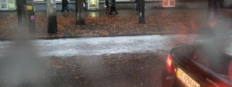 На дорогах в Днепре после дождя образовалась пена (ФОТО)