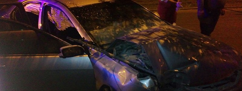 На проспекте Пушкина автомобиль врезался в дерево: есть пострадавшие (ФОТО)