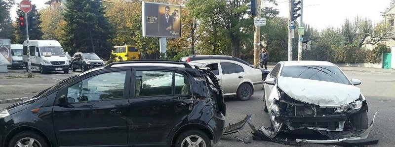 На проспекте Гагарина под Зеленским столкнулись Toyota и Chery: есть пострадавшие (ФОТО)