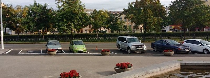 Возле горсовета Днепра парковка стала платной (ФОТО)